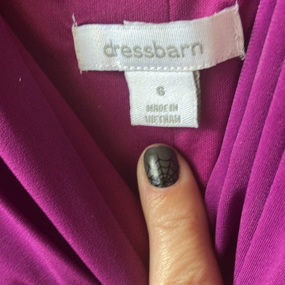 Absolutely stunning & glamorous dress. - Picture 3 of 6